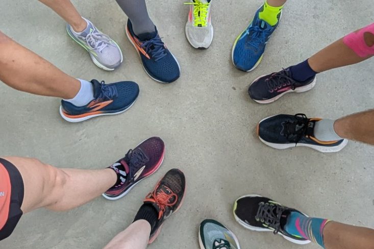 Verschiedene Sport- und Laufschuhe in einem Kreis angeordnet.