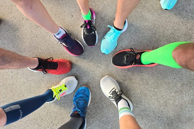 Verschiedene Sportschuhe und Beinbekleidung in einer kreisförmigen Anordnung.